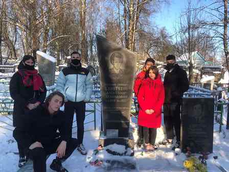 Волонтеры и ПО ОО "БРСМ" на могиле воина-интернационалиста А. Л. Клинтухова