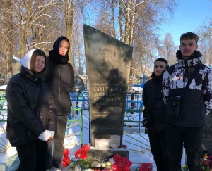 Участие в праздничном возложении на могиле воина-интернационалиста А.Л. Клинтухова