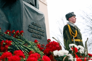 Театрализованный митинг, посвященный 37-й ...