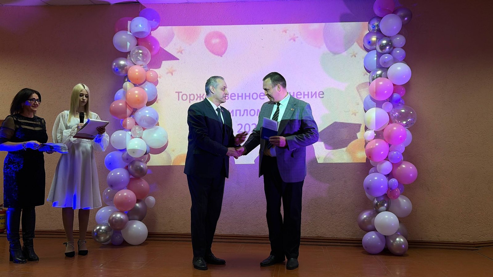  Торжественное вручение дипломов выпускникам заочного отделения по специальностям "Правоведение" и "Торговая деятельность" 